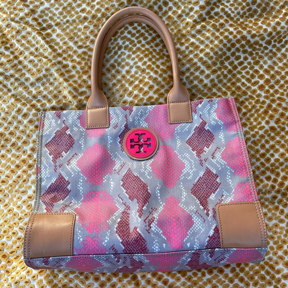 Tory Burch Tote. Isn't exactly the size I'm looking for. Great condition!!